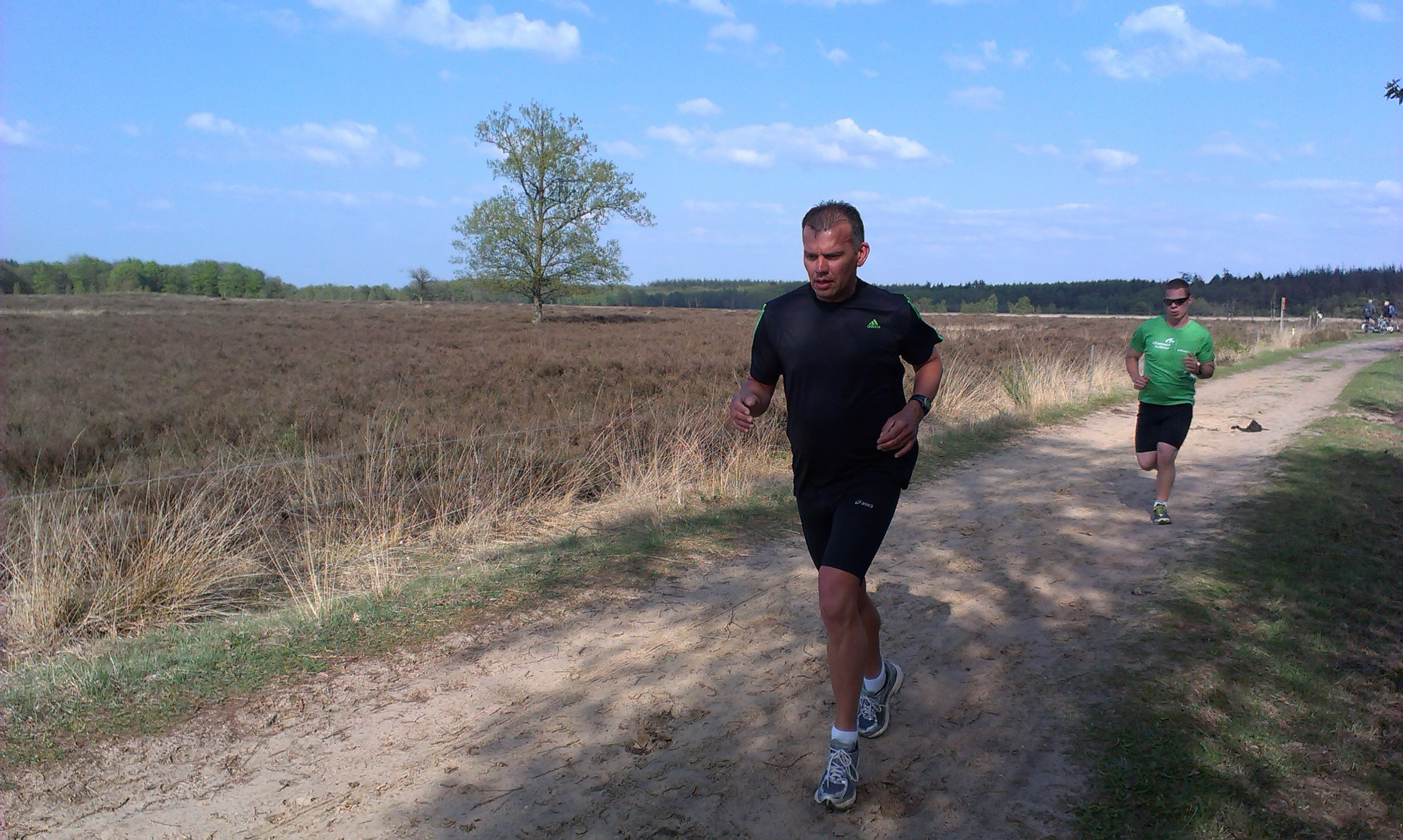 twee lopers rennend langs de heide